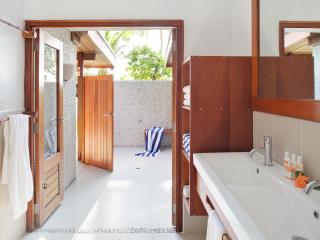 Tropcial Oceanfront Bure - Bathroom